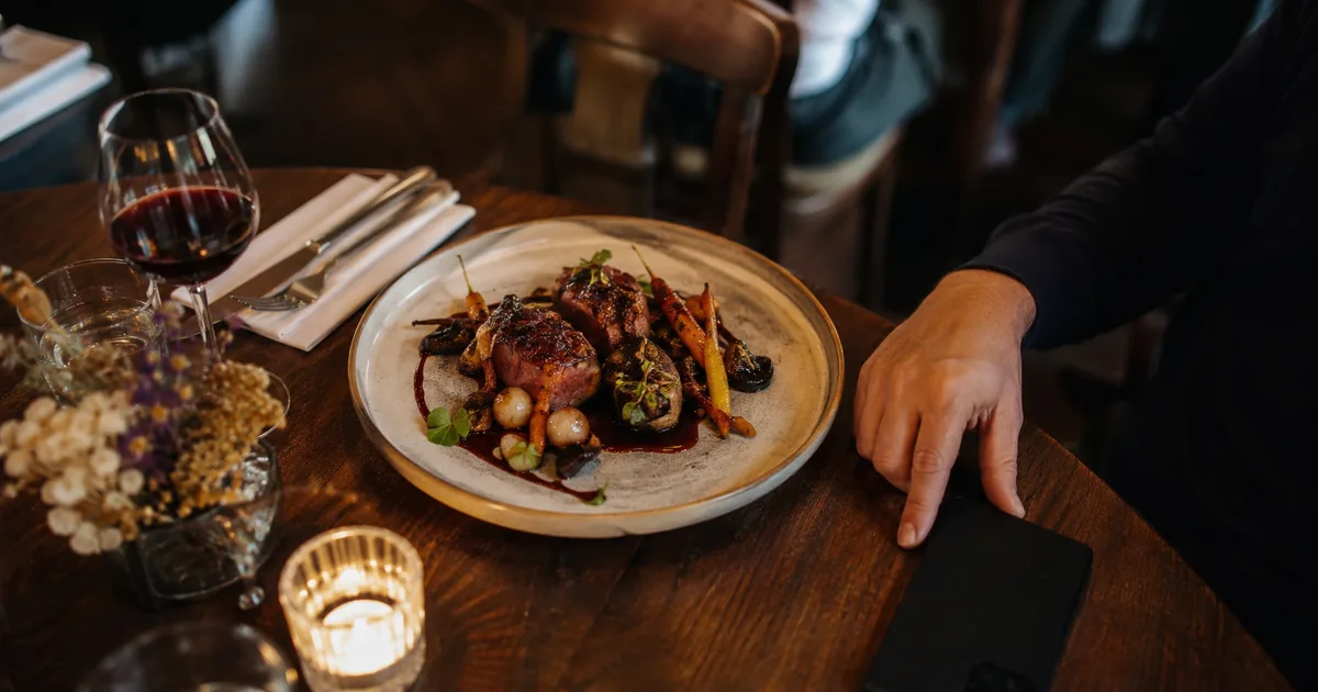 La carte d'un restaurant consultée sur un téléphone, plats et prix lisibles sans zoomer, à côté d'un menu PDF difficile à lire